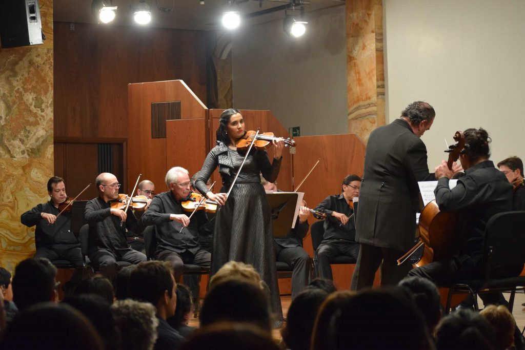 Aisha Syed Castro dio una extraordinaria demostración de ejecución de violín en Bellas Artes. 