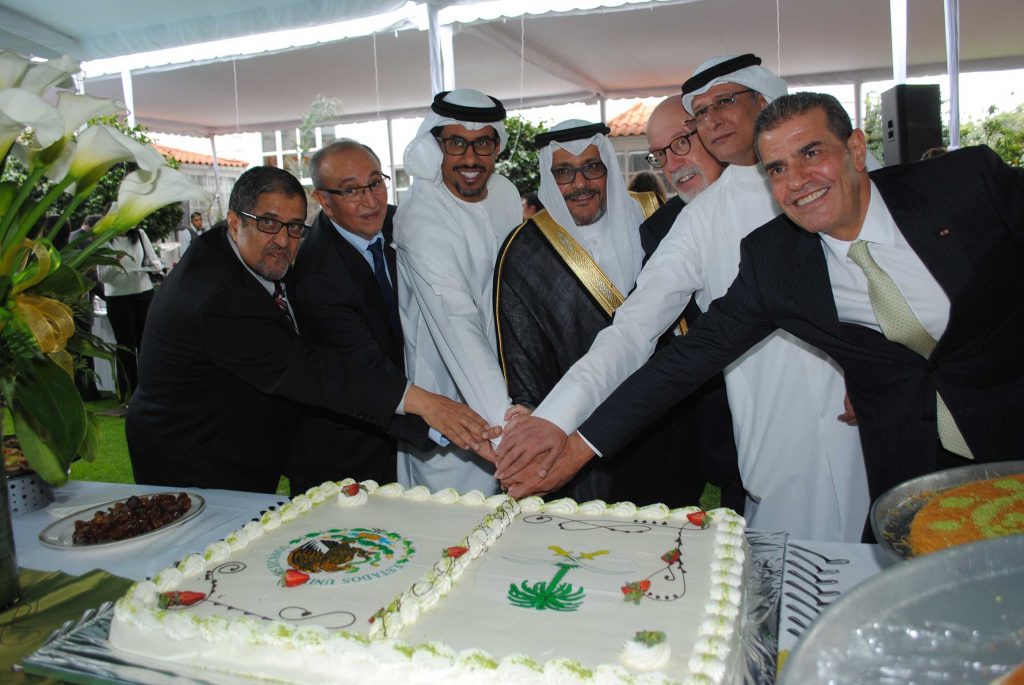 Hammad Al Rowaily,(cuarto de izquierda a derecha), invitó a embajadores árabes a partir el pastel