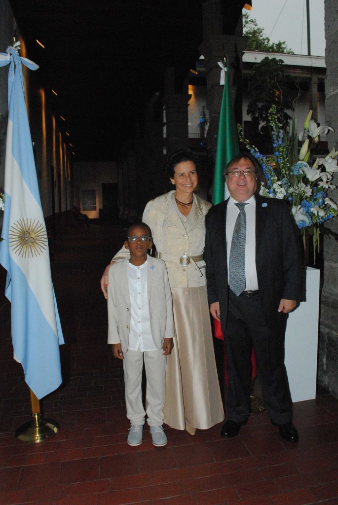 Cyrus Chuburu, con sus padres Carola Chuburu y Daniel Chuburu, embajador de Argentina. Foto: Revista Protocolo Copyright©