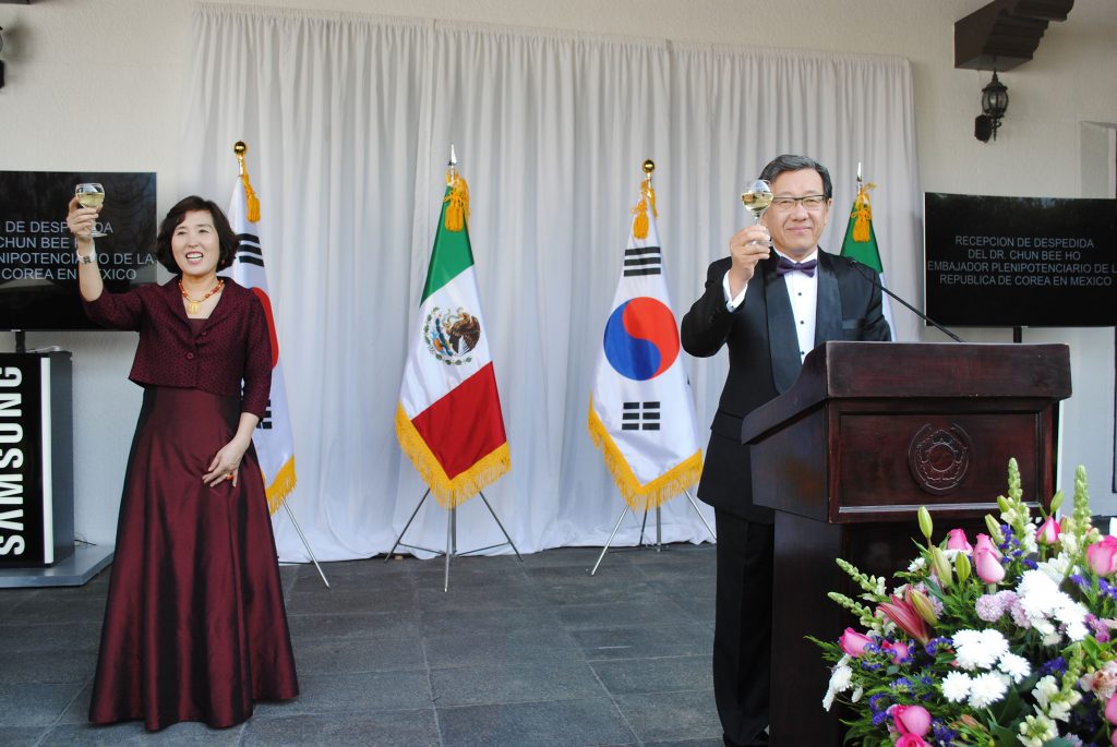 Brindis de despedida, Ana Kim y su esposo, Chun Beeho, embajador de la República de Corea. 