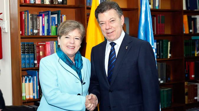 La Secretaria Ejecutiva de la CEPAL, Alicia Bárcena, y el Presidente de Colombia, Juan Manuel Santos, en una fotografía de archivo. Foto: Carlos Vera/CEPAL