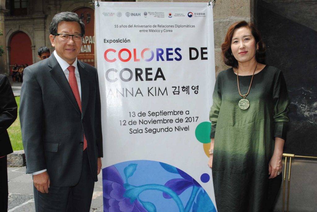 Beeho Chun, embajador de la República de Corea, y su esposa, la artista Anna Kim. Revista Protocolo Copyright©