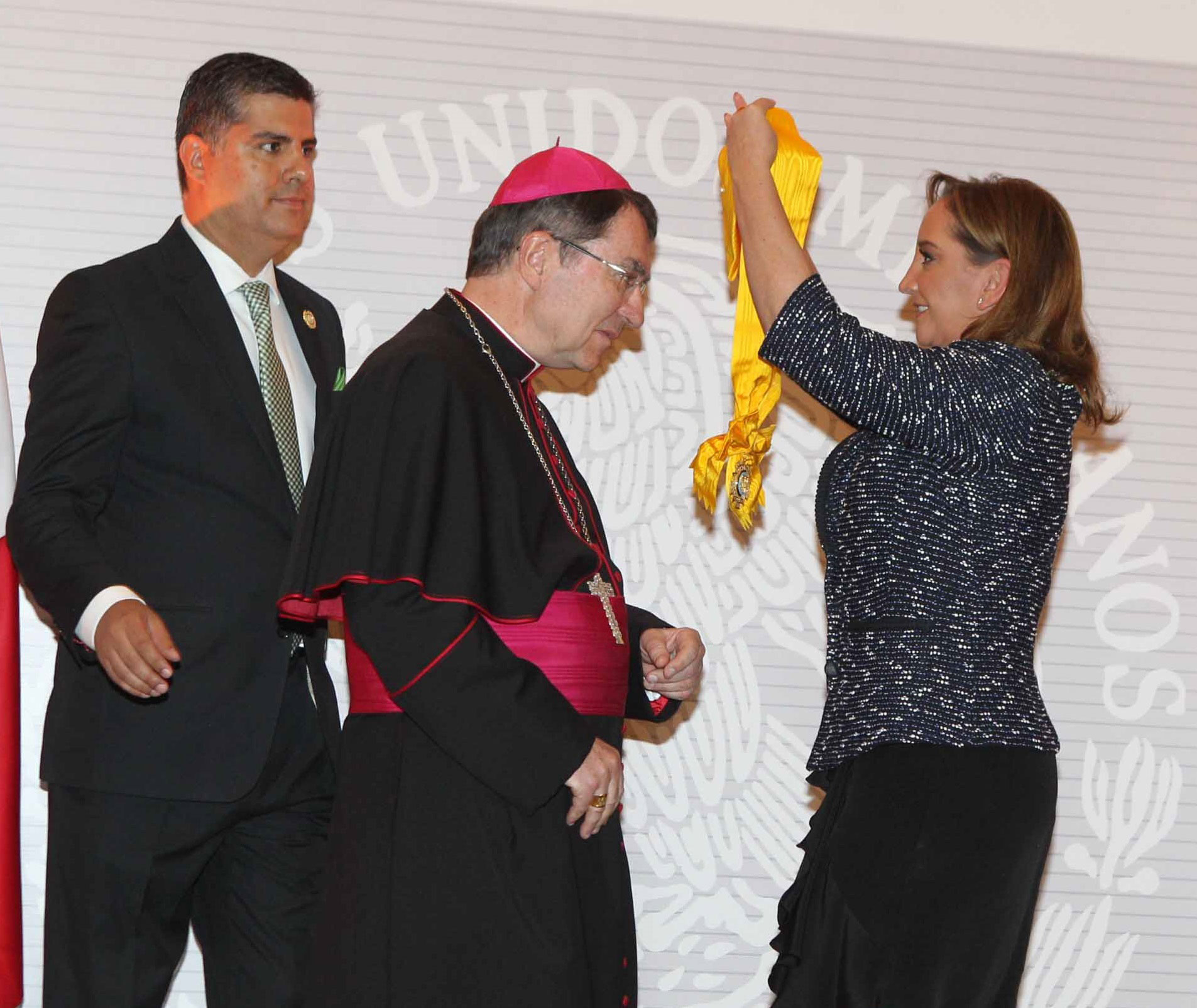 Monseñor Christophe Pierre al recibir la condecoración de manos de la canciller de México, Claudia Ruiz Massieu