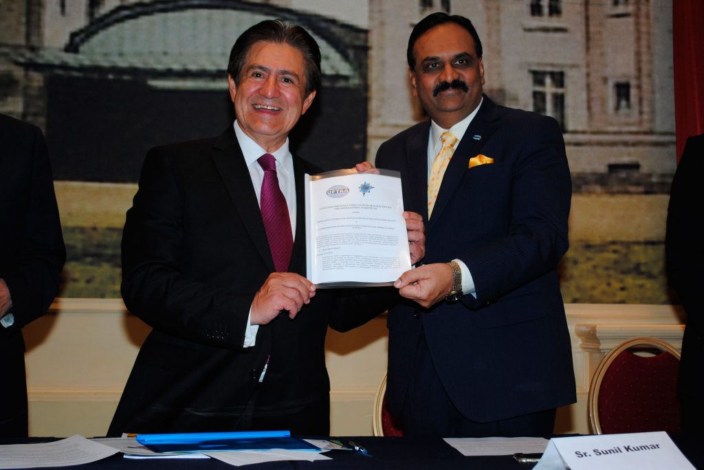 Armando Bojórquez, presidente de COTAL, y Sunil Kumar, presidente de UFTAA, firmaron el convenio de colaboración. Revista Protocolo Copyright©