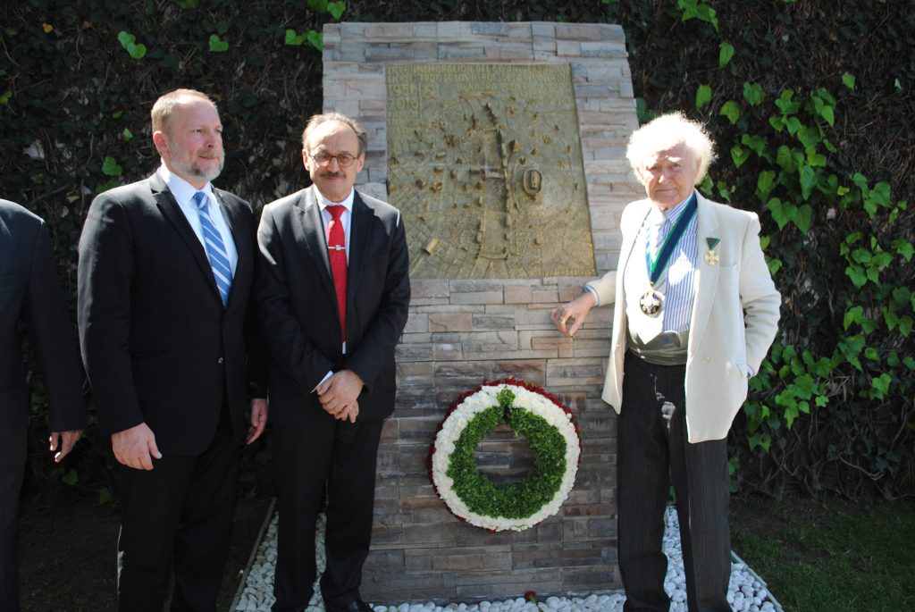 Iván Medvecsky, embajador de Hungría; Klaus Rudishauser, embajador de la Unión Europea, y Pal Kapenyes, sobreviviente de la Revolución húngara, montaron guardia de honor