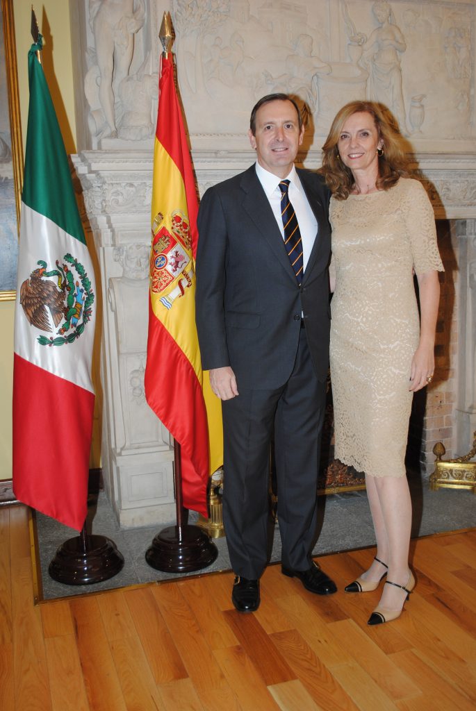 Luis Fernández-Cid, embajador de España, y su esposa, Ana López. 