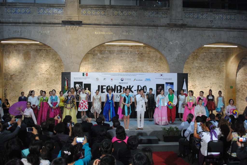 Más de 40 trajes típicos coreanos, se exhibieron en el espectáculo multidisciplinario Jeonbuk-Do. Foto: Revista Protocolo Copyright©