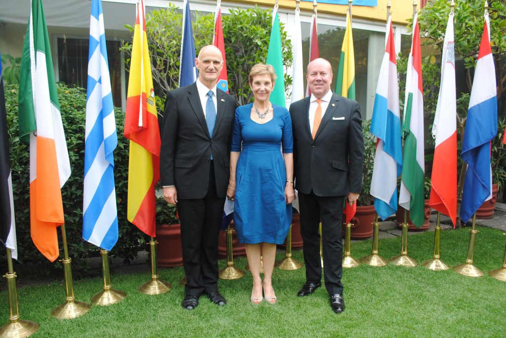 Andrew Standley, embajador de la UE, y su esposa Judith Standley, con Eric R. Mercier, delegado general de Quebec en México. Foto propiedad de la revista Protocolo Copyright©