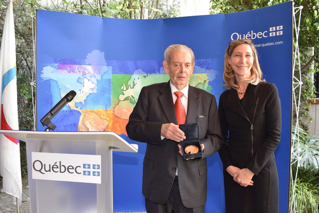 El empresario Sergio Peralta presume la medalla que le otorgó Stephanie Allard-Gomez, delegada general de Quebec en México 