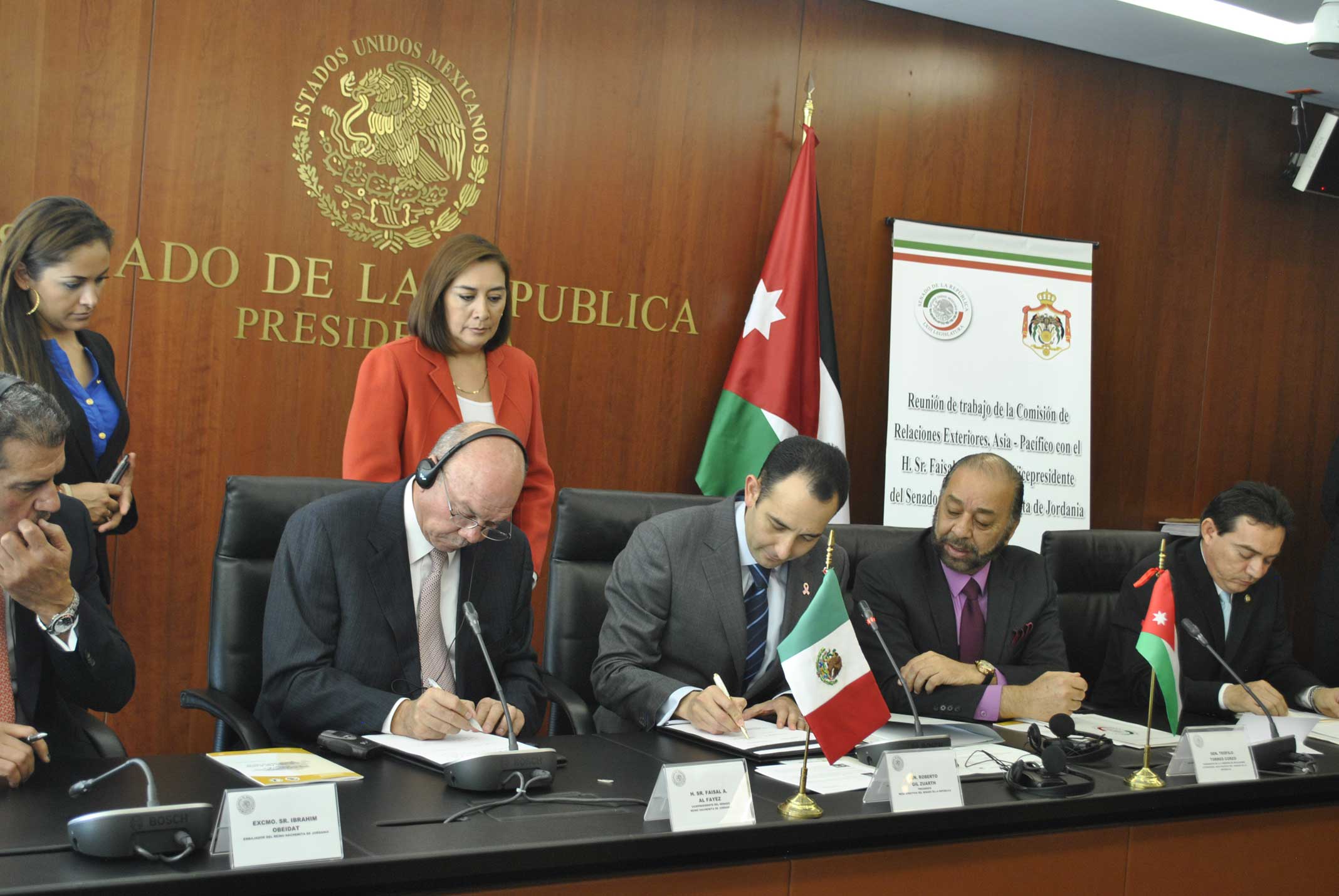 Faisal A. Al Fayez, vicepresidente del Senado del Reino Hachemita de Jordania, y Roberto Gil Zuart, presidente de la Mesa Directiva del Senado de la República, firmando el Acuerdo de Entendimiento Parlamentario
