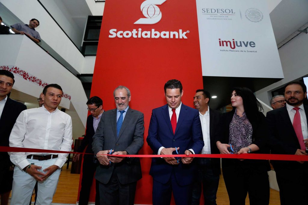 Enrique Zorrilla, director general de Scotiabank, y José Manuel Romero Coello, director general del Imjuve, inauguran la Zona Scotiabank