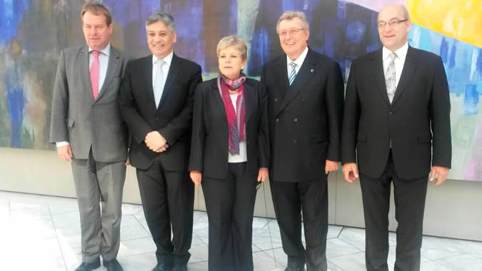 Alicia Bárcena, secretaria ejecutiva de la Cepal, junto a empresarios y embajadores en Berlín. Foto: Cepal