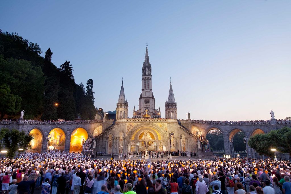 Explanada del monasterio de Lourdes
