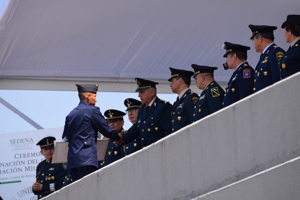 El cadete José Ricardo Santiago recibió de parte del Salvador Cienfuegos, titular de la Sedena, los premios por haber sido el primer lugar del Curso Básico de Formación Militar. 