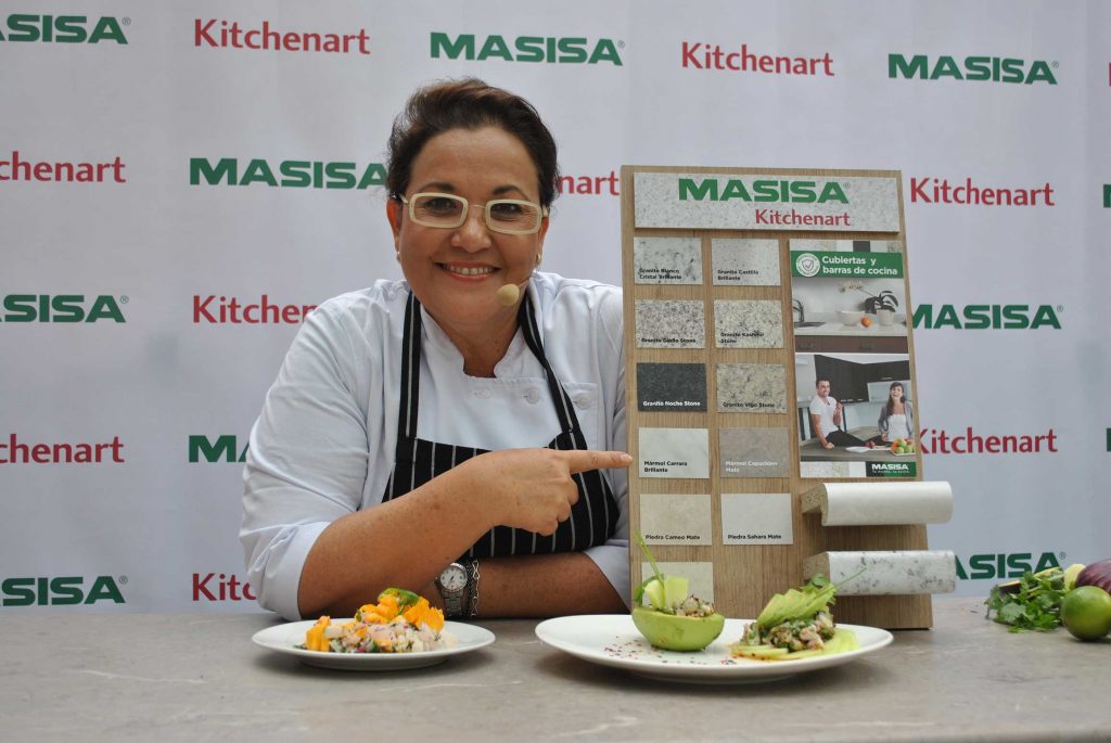 La chef Betty Vázquez a parte de dirigir una clase magistral con periodistas, presentó la nueva línea de barras y cubiertas de cocina Masisa. Revista Protocolo Copyright©