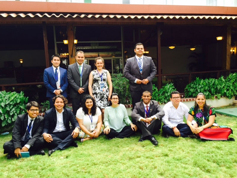 Sentada al centro, la subsecretaria Vanessa Rubio participó en el IV Foro de Jóvenes de las Américas en Panamá