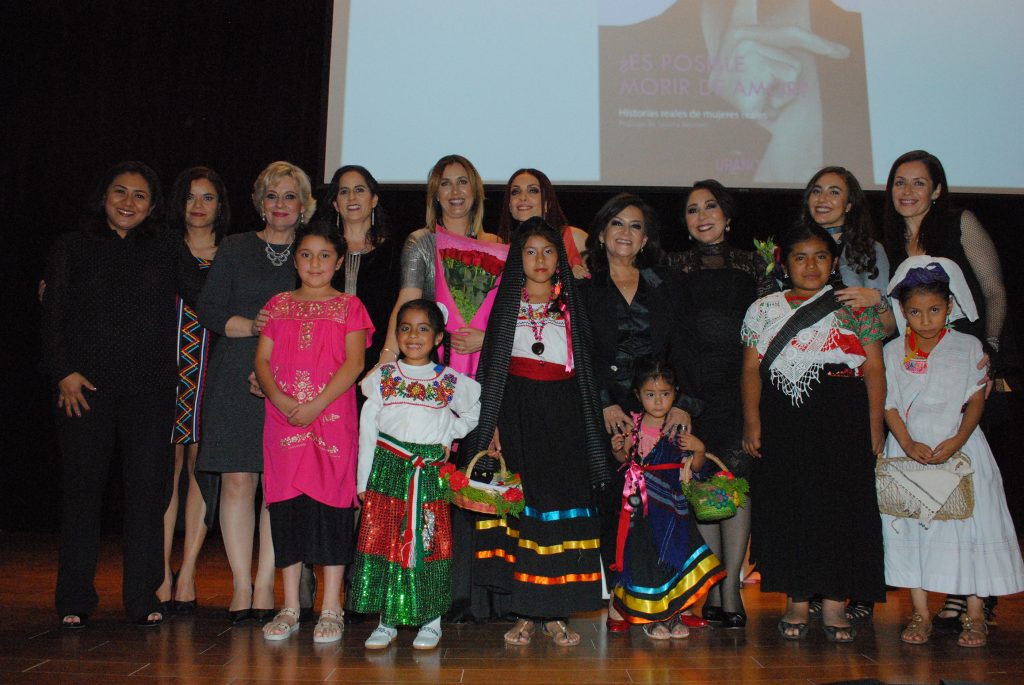 Desirée Navarro (segunda fila, quinta de izquierda a derecha), presentó en Puebla su libro ¿Es posible morir de amor?, acompañada de presentadoras, actrices que realizaron la lectura dramatizada y niñas de distintas regiones poblanas. 