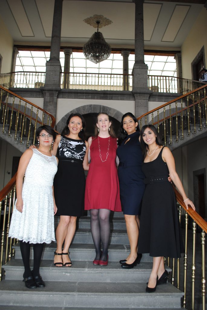 Luz Alonso, Edna González, Ana Varela, Mónica López e Irais Bautista, ganadoras de la beca Mujeres en la Ciencia 2017. Revista Protocolo Copyright©