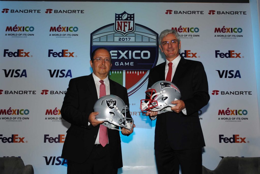 José Antonio Calatayud, director ejecutivo de mercadotecnia de Banorte, y Arturo Olivé, director de NFL México. Revista Protocolo Copyright