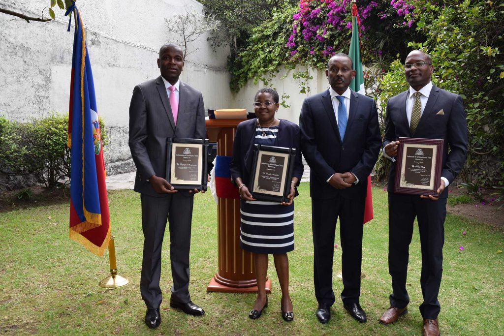 Rojacques Mompremier, Guerda Massillon y Kelly Rely, fueron reconocidos por la Embajada de Haití en México con un diploma de manos del embajador Guy Lamothe.  