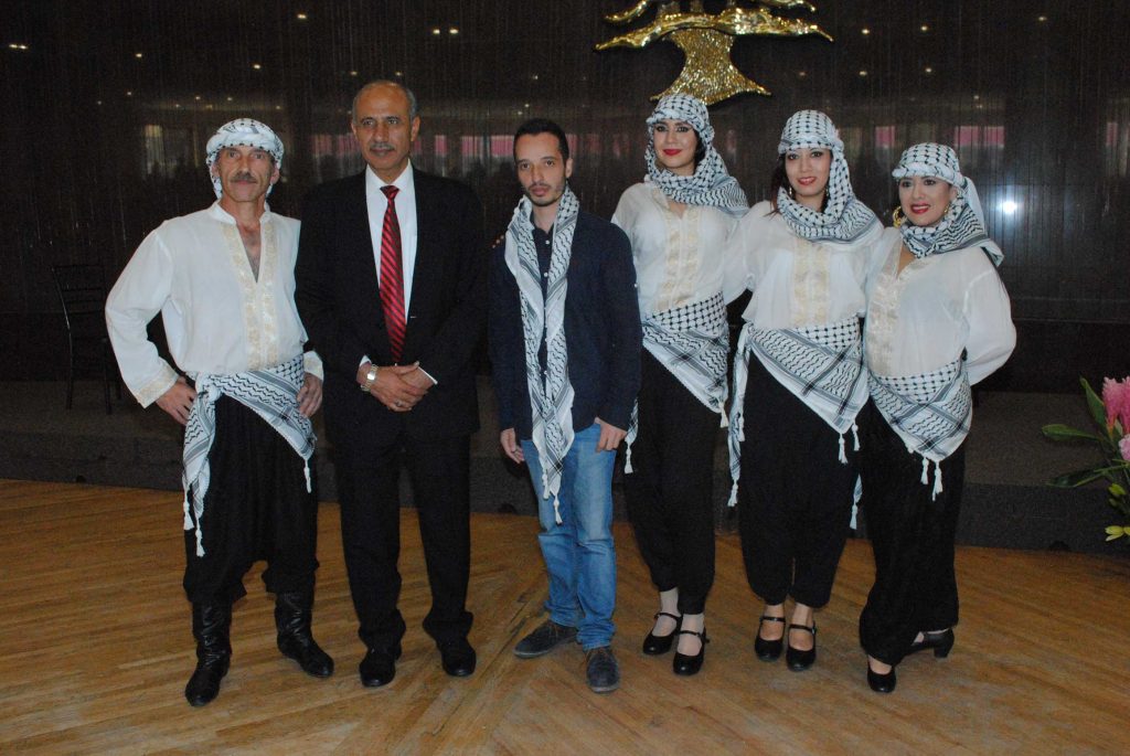 El embajador de la Delegación Especial de Palestina, Mohamed Saadat (traje y corbata), con integrantes del grupo de danza árabe