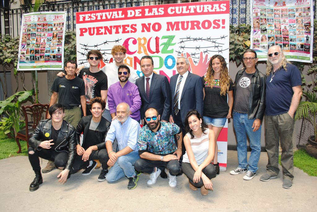 Artistas y organizadores que participaron en la conferencia de presentación del Festival Cruzando Fronteras en Mahahual, Quintana Roo. Foto propiedad de la revista Protocolo Copyright©
