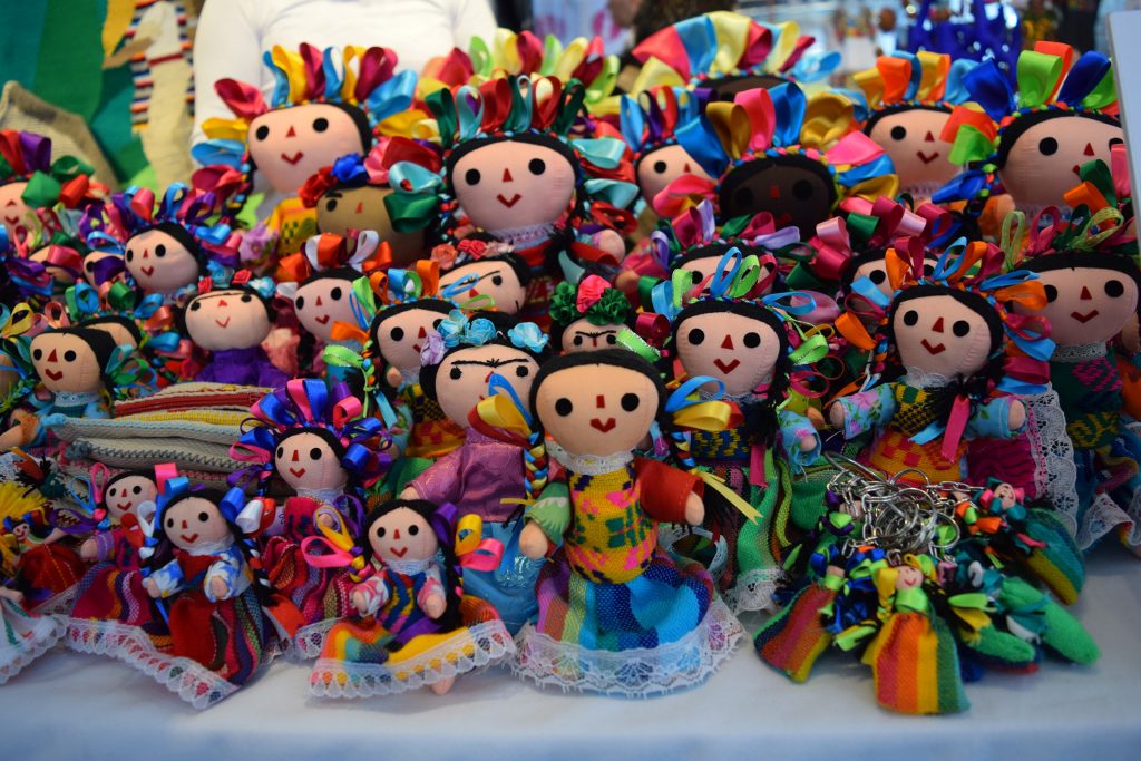 Distintos tipos de artesanía mexicana, se venden y exhiben en Punto México de la Sectur. Revista Protocolo Copyright©