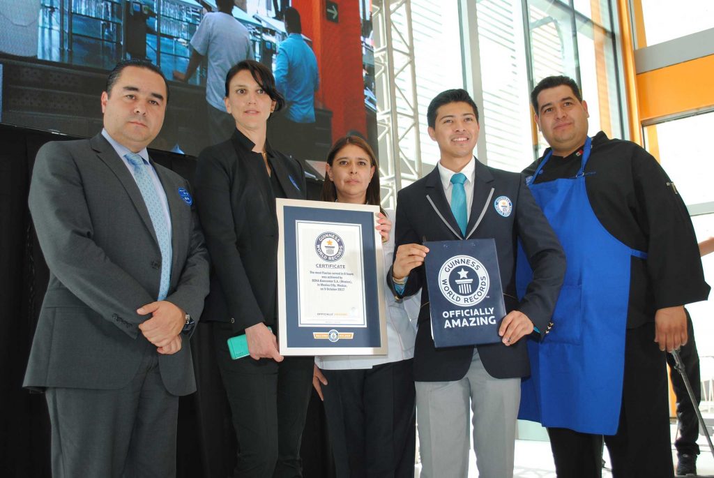 Directivos de BBVA Bancomer con Carlos Tapia Rojas, adjudicador oficial de Guinness World Records para México y Latinoamérica. Revista Protocolo Copyright©