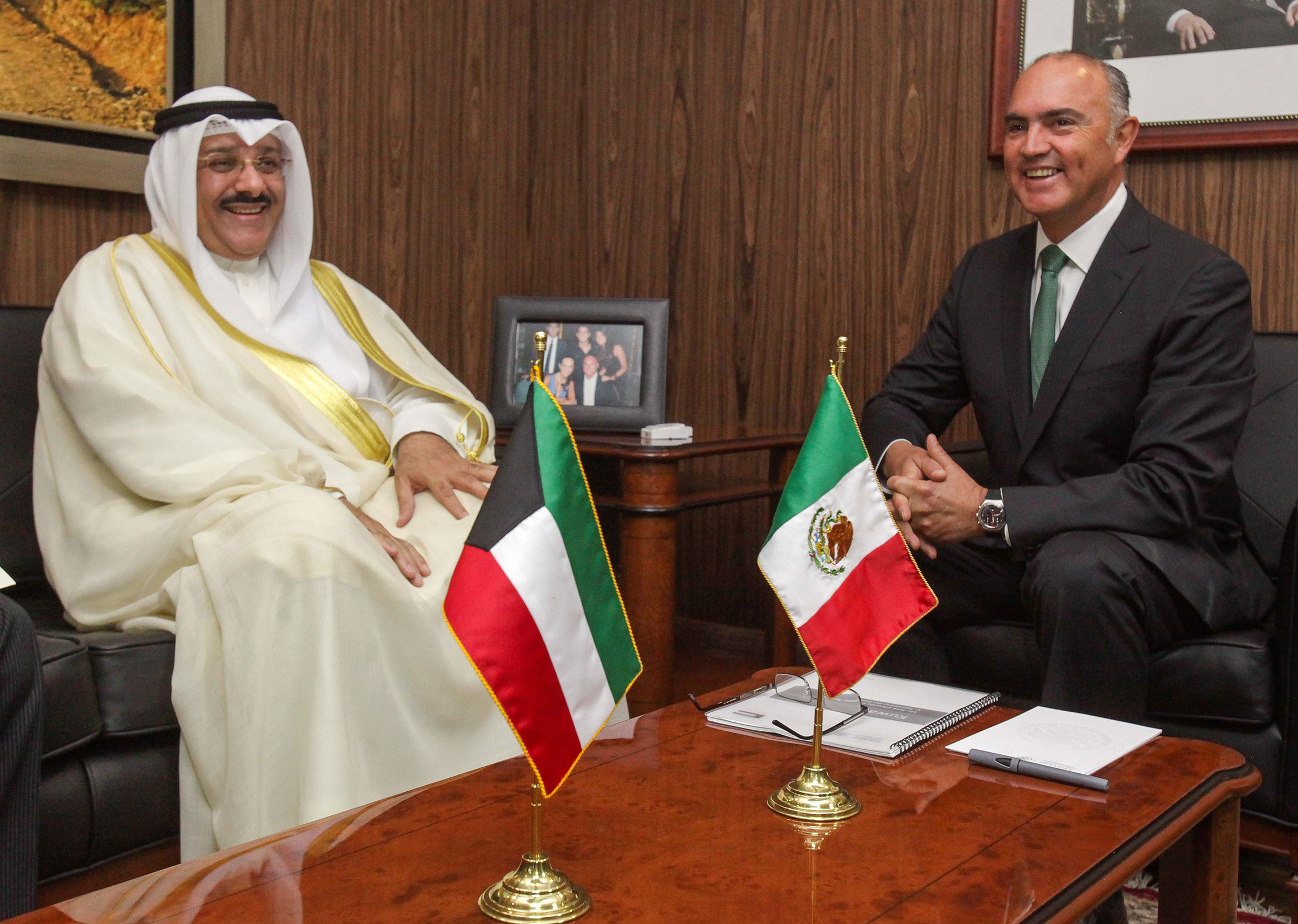 El embajador de Kuwait en México, Sameeh Essa Johar Hayat, y el secretario de Sagarpa, José Calzada Rovirosa