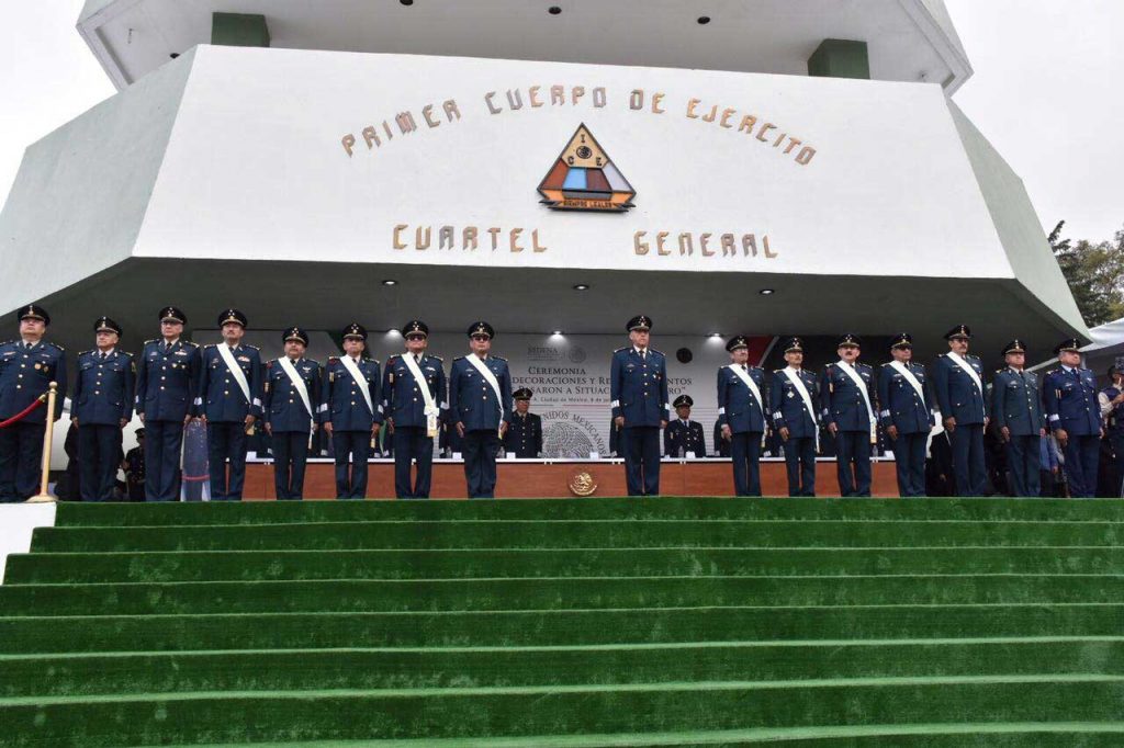 Frente a Salvador Cienfuegos Cepeda (al centro), titular de la Sedena, 15 generales pasaron a situación de retiro