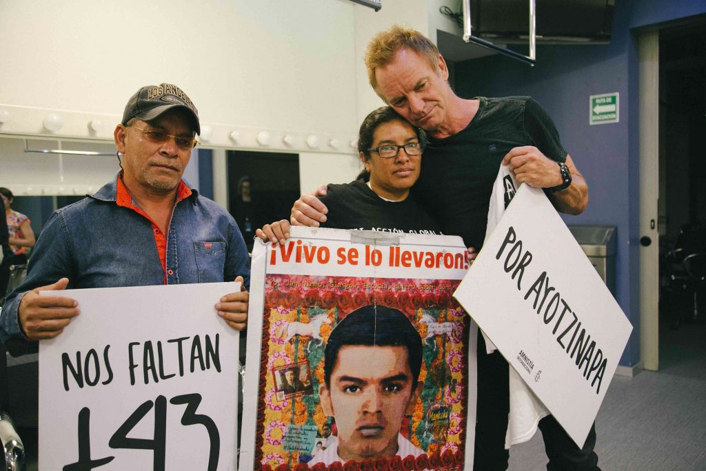 El cantante Sting sostuvo un encuentro con algunos padres de los desaparecidos de Ayotzinapa. Foto: Cortesía Amnistía Internacional