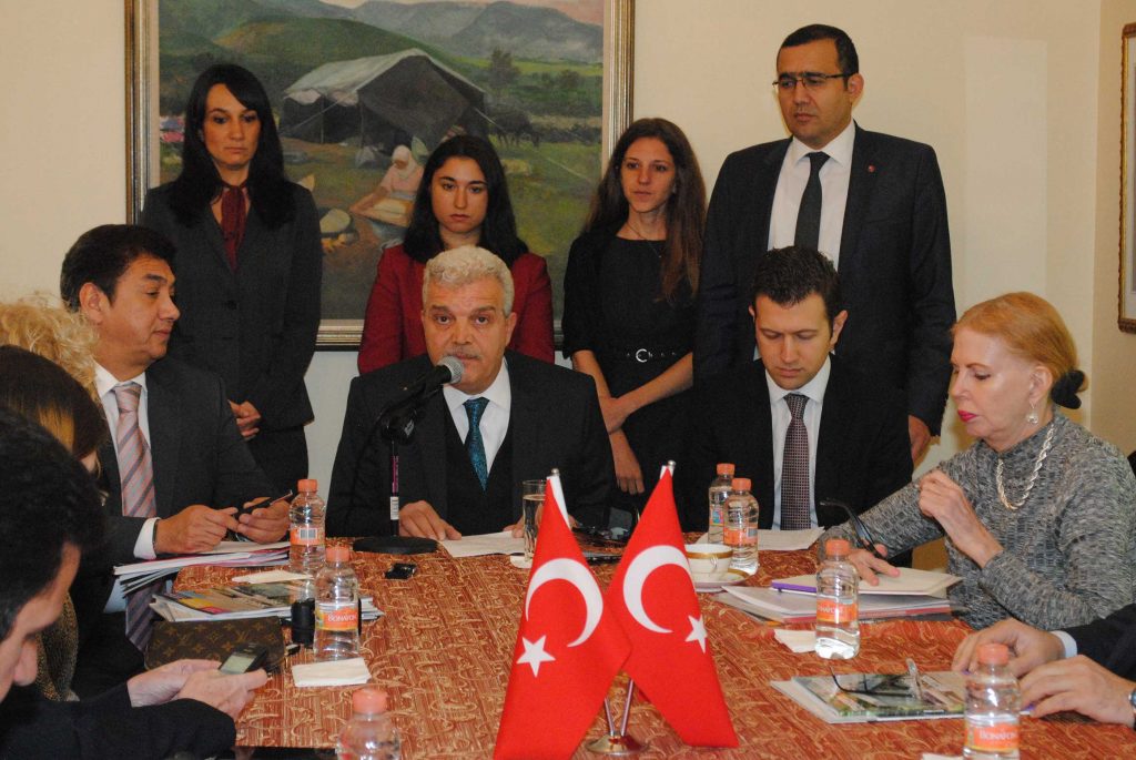Durante la conferencia, Fikret Türkes, encargado de Negocios A. I. de la Embajada de Turquía en México, estuvo acompañado por otros diplomáticos turcos