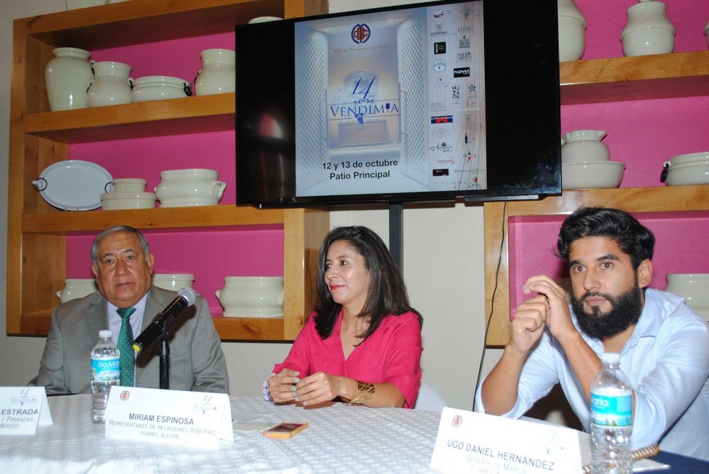 Arturo Aguilar, Miriam Espinosa y Ugo Hernández, gerente de marca de Torres Alegre, anunciaron la 14ª Vendimia.
