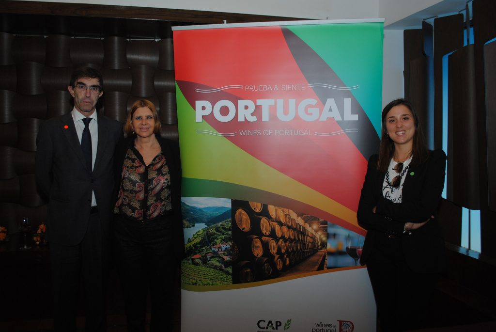 Arturo Canhua, consejero económico de la Embajada de Portugal, con Anaïs de Melo y Marta Fonseca